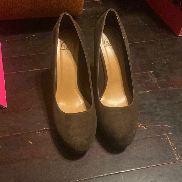 MyDeliciousShoes.com. Simmer-H Cocoa Lami suede heels - Picture 1 of 10